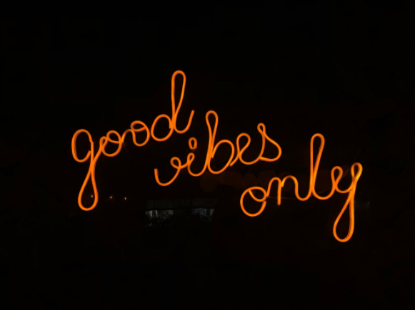 Red neon sign saying good vibes only